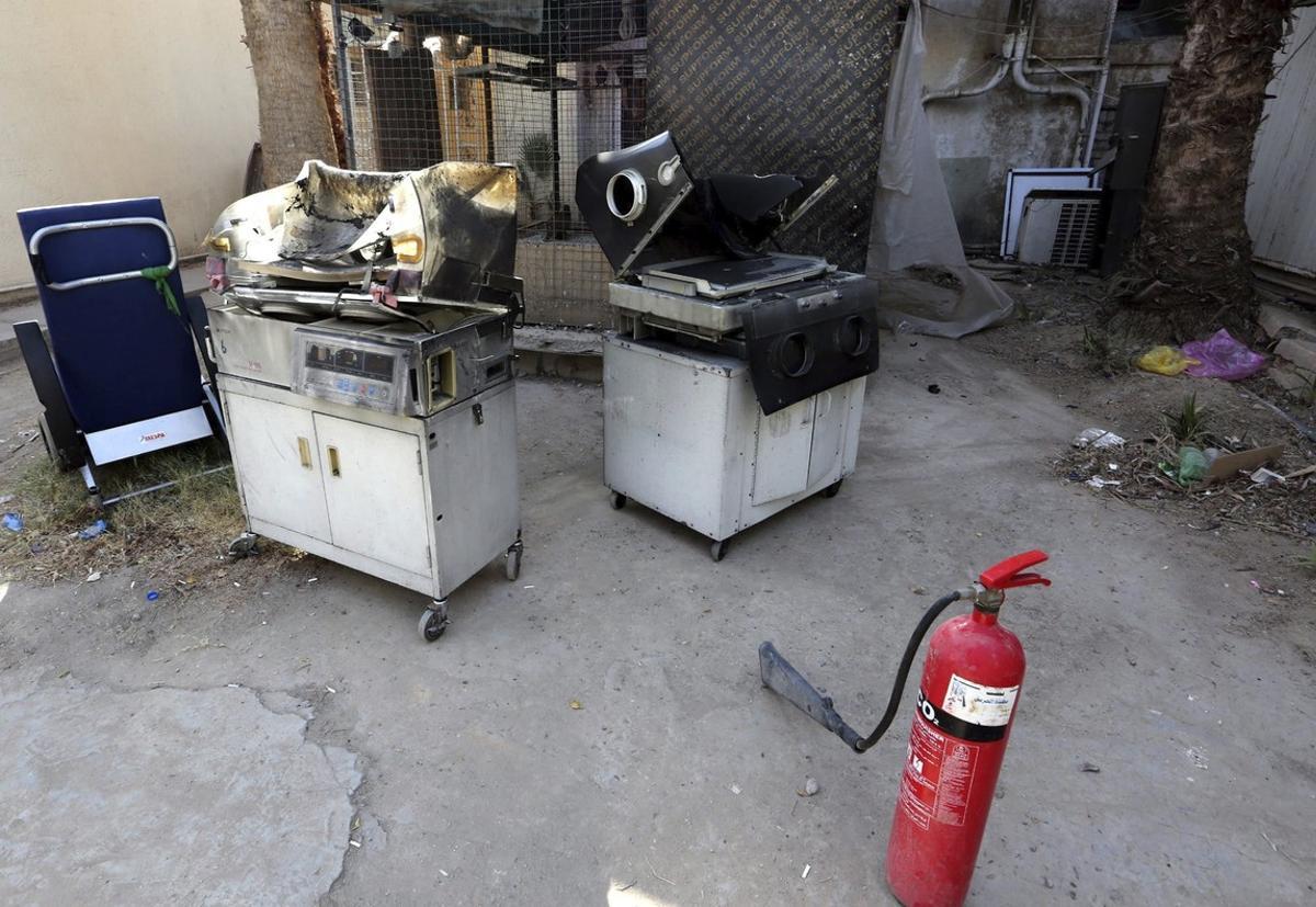 EBAG06 BAGDAD IRAK 10 08 2016 - Vista de un extintor y dos de las incubadoras quemadas en el incendio en un hospital del oeste de Bagdad Irak hoy 10 de agosto de 2016 Al menos once bebes que habian nacido prematuramente y se encontraban en incubadoras murieron a causa del incendio en un hospital del oeste de Bagdad EFE Ali Abbas EBAG06 BAGDAD IRAK 10 08 2016 - Vista de un extintor y dos de las incubadoras quemadas en el incendio en un hospital del oeste de Bagdad Irak hoy 10 de agosto de 2016 Al menos once bebes que habian nacido prematuramente y se encontraban en incubadoras murieron a causa del incendio en un hospital del oeste de Bagdad EFE Ali Abbas