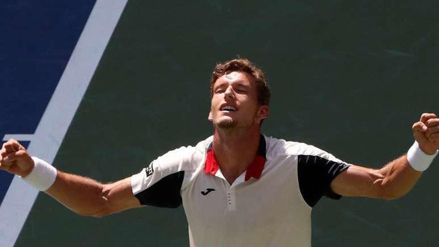 Pablo Carreño celebra la victoria en un partido.