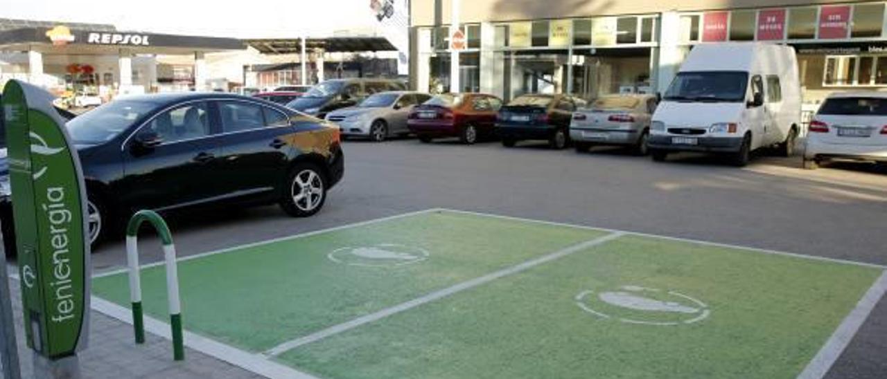 La estación de recarga pública instalada por el consistorio de Alboraia que tiene estacionamiento para dos vehículos eléctricos.