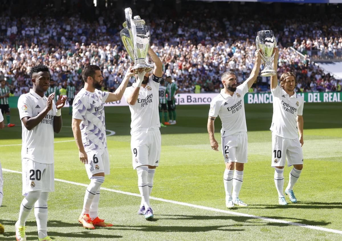 Los jugadores del Real Madrid, mostrando los títulos logrados la pasada temporada ante su afición