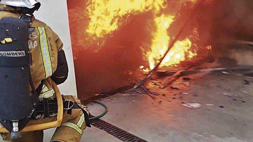 Un bombero lucha contra las llamas, ayer en Marratxí.