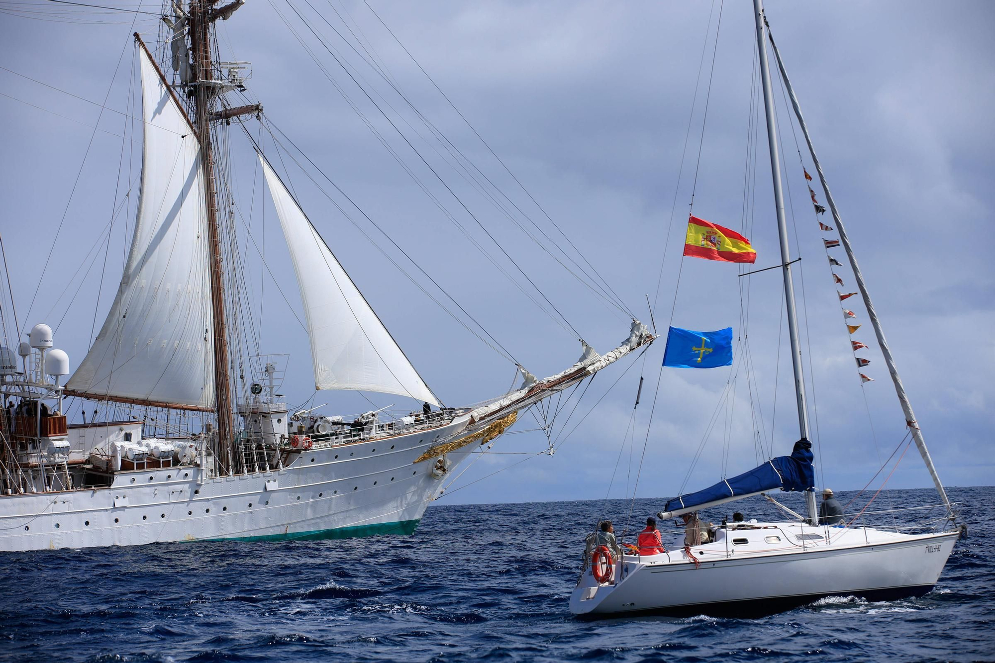 En imágenes: así se despidieron más de 40 embarcaciones del "Elcano" y la "Blas de Lezo" surcando la costa de Gijón