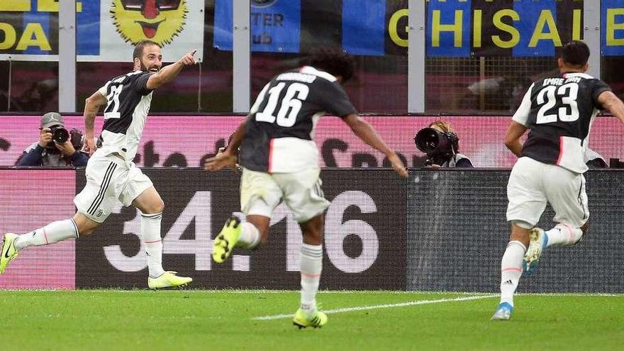 Higuaín celebra el gol de la victoria en el campo del Inter. // Efe