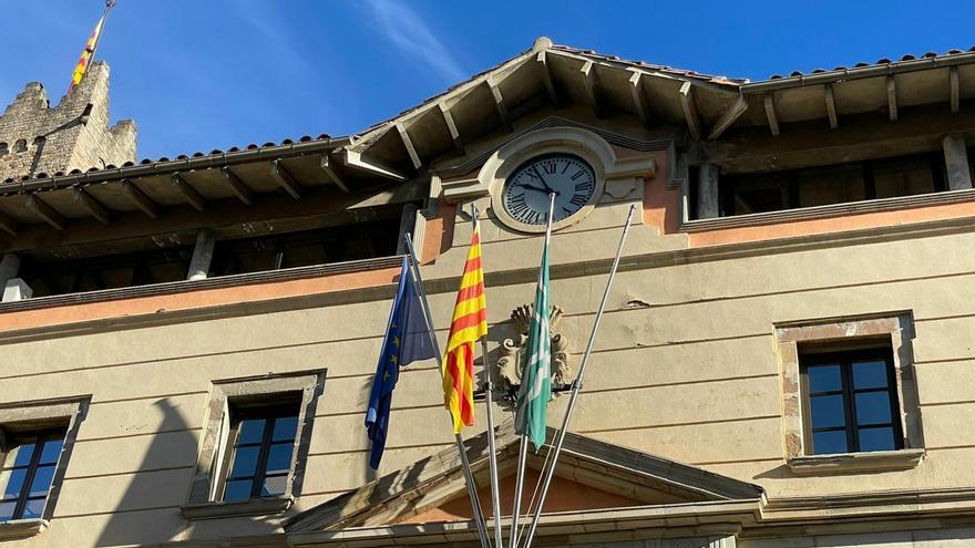 Ripoll retira l&#039;estelada del balcó del consistori per ordre judicial