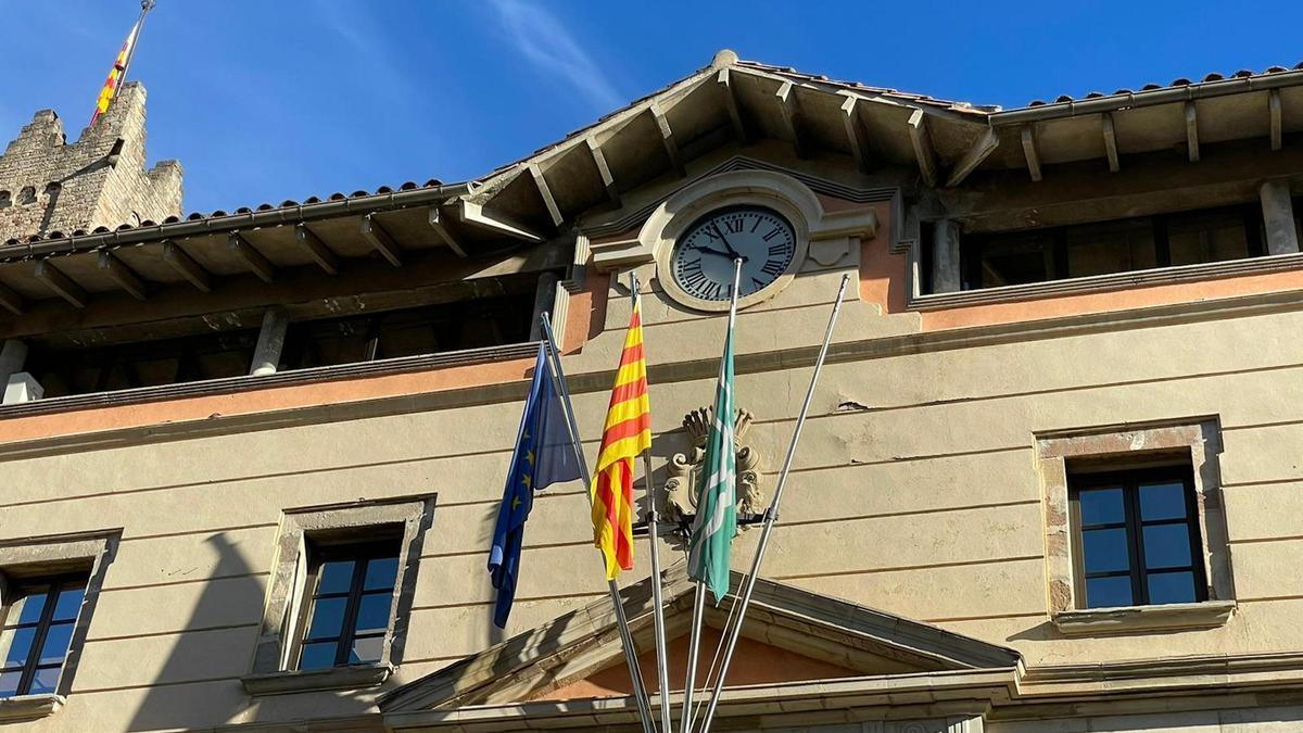 L'estelada ja no oneja a la façana de l'Ajuntament de Ripoll.