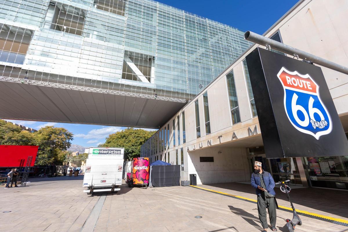 Así es el montaje de la zona "gastro" del Benidorm Fest y los exteriores del Palau