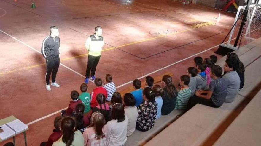 El Club Deportivo San Paio visita el colegio de O Foxo