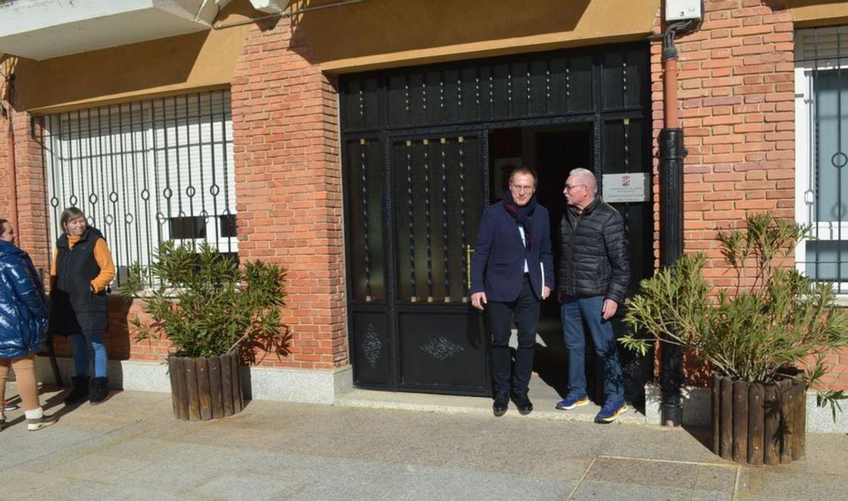 El subdelegado del Gobierno con el elcalde de Santa Cristina (derecha), a las puertas del Ayuntamiento. | E. P.