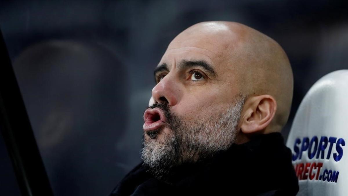 Pep Guardiola resopla sentado en el banquillo durante el Newcastle-City.