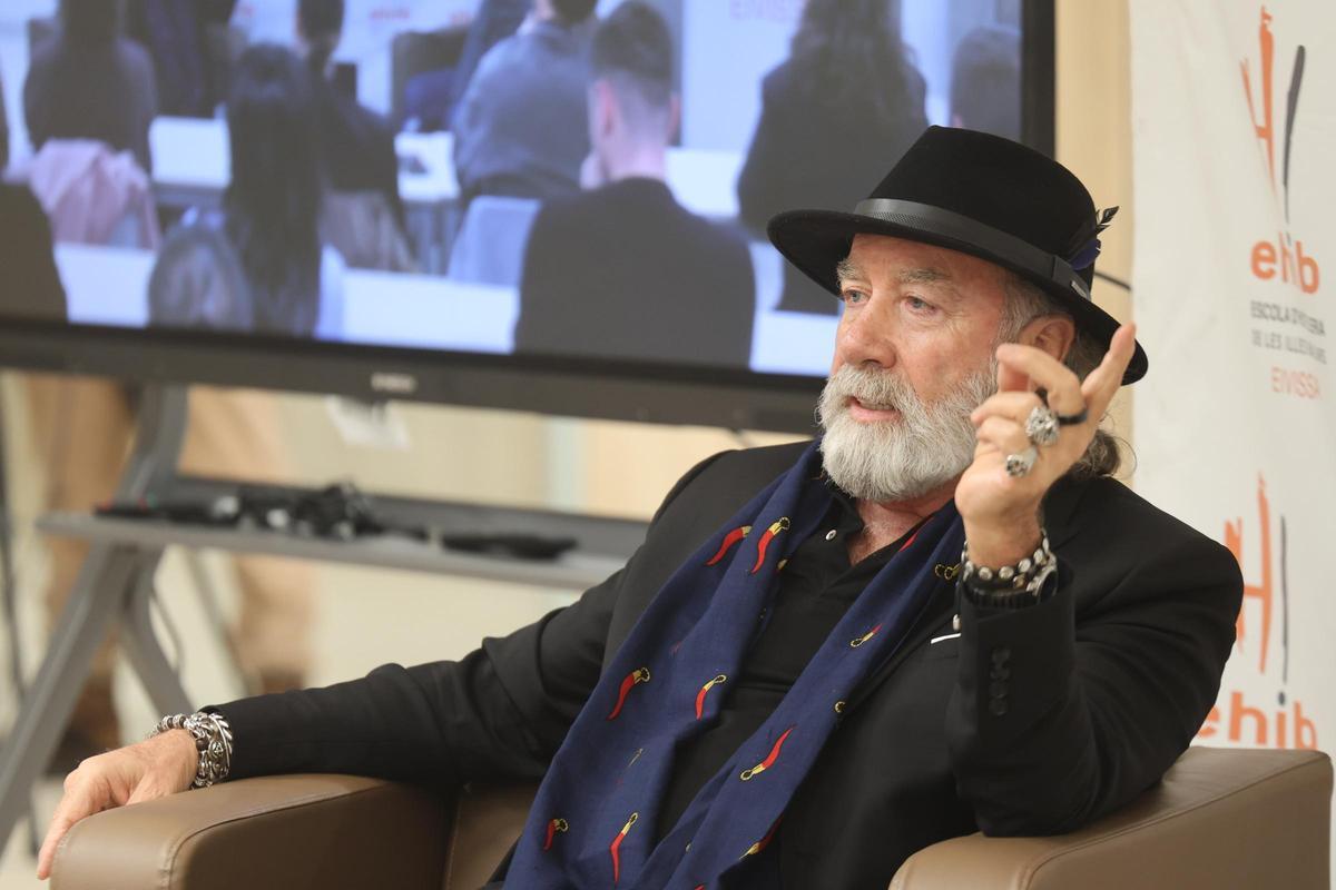 El promotor Pino Sagliocco durante la charla en la Escuela de Hostelería de Ibiza.