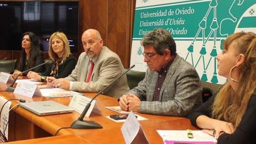 Por la izquierda, Laura Galguera (directora de Área de España e Iberoamérica de la Universidad), Marisa Ponga (concejala de Oviedo), Francisco José Borge (vicerrector de Extensión Universitaria), Francisco Villaverde (director de la Agencia Asturiana de Cooperación al Desarrollo) y Noemí Rodríguez (presidenta de la Coordinadora de ONGD del Principado de Asturias), ayer.