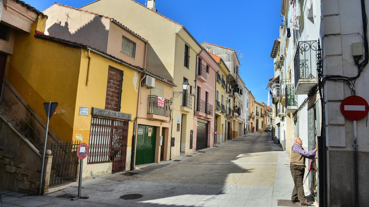 Calle Ancha de Plasencia, con señales de prohibido el aparcamiento.