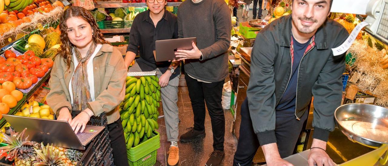 Ana Rodríguez Rodríguez -de i. a d.-, Rodrigo Martínez Silvetti, Jorge Feijoo Melián y Emiliano Arencibia González en el puesto de frutas y verduras de José, en el Mercado de Vegueta de Las Palmas de G. C. | | JUAN CASTRO