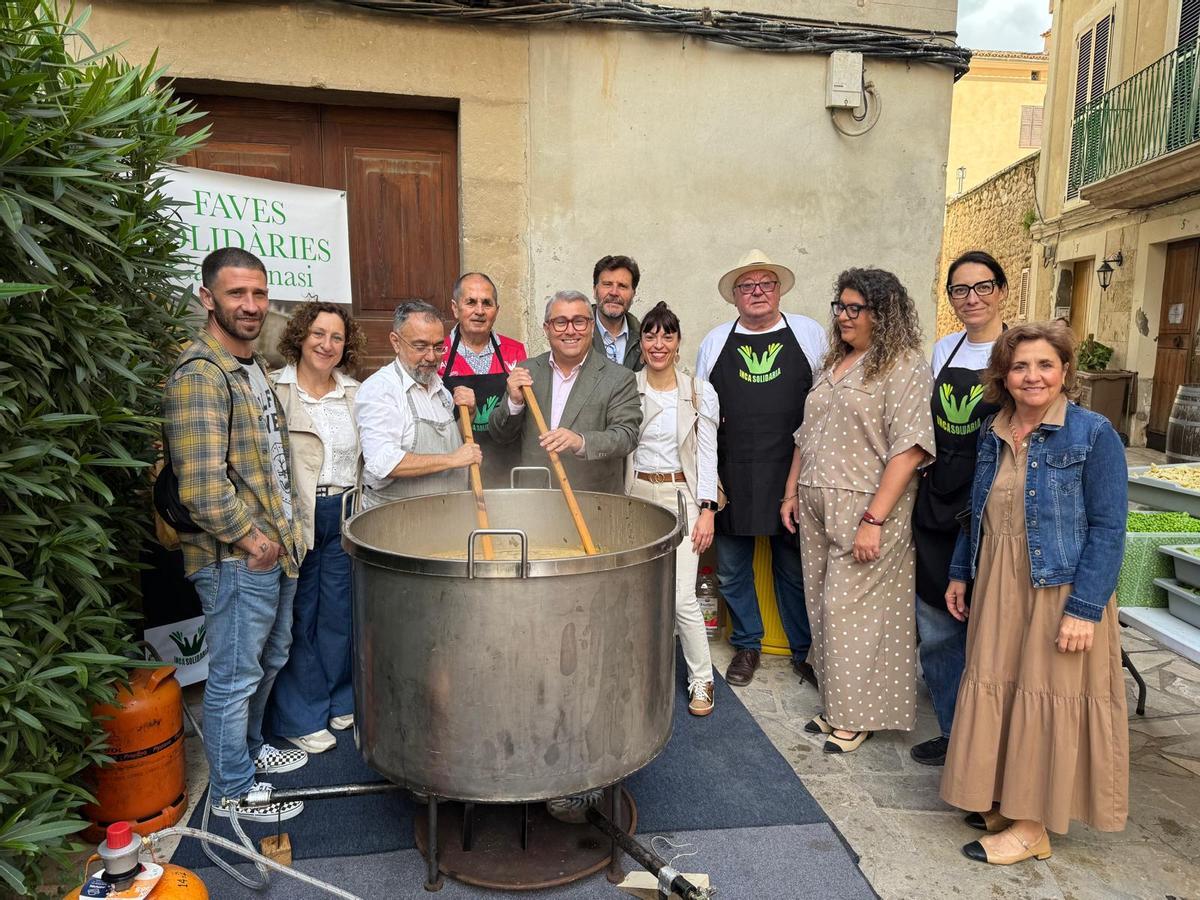 Las autoridades han colaborado en la elaboración del suculento plato.