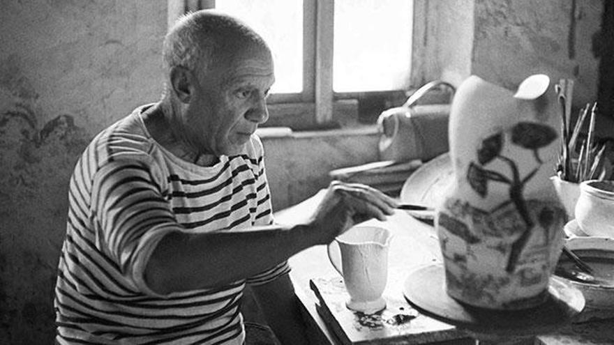 Picasso, trabajando sobre una pieza de cerámica.