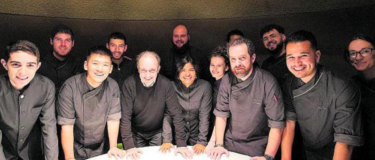 Toni Gerez amb l’equip de cuina i sala del  Castell Peralada Restaurant.  | EDUARD MARTÍ
