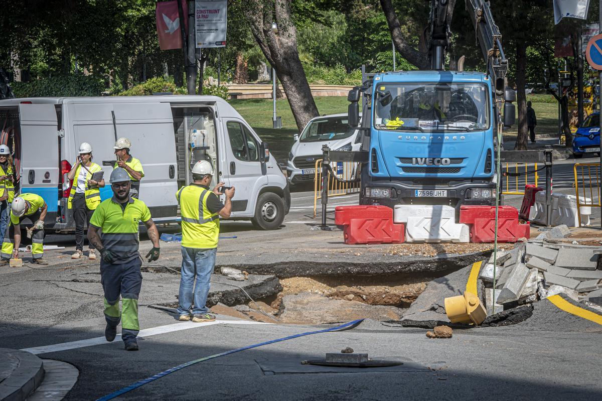 Escape de agua de grandes dimensiones en la avenida Pedralbes con el paseo Manuel Girona de Barcelona