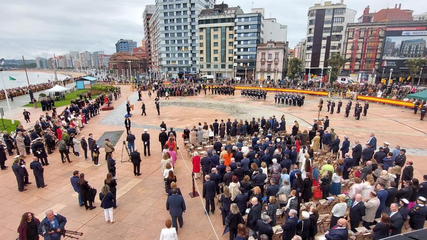 VÍDEO:  Cientos de asturianos juran bandera en Gijón a pesar de la lluvia: &quot;Es un honor&quot;