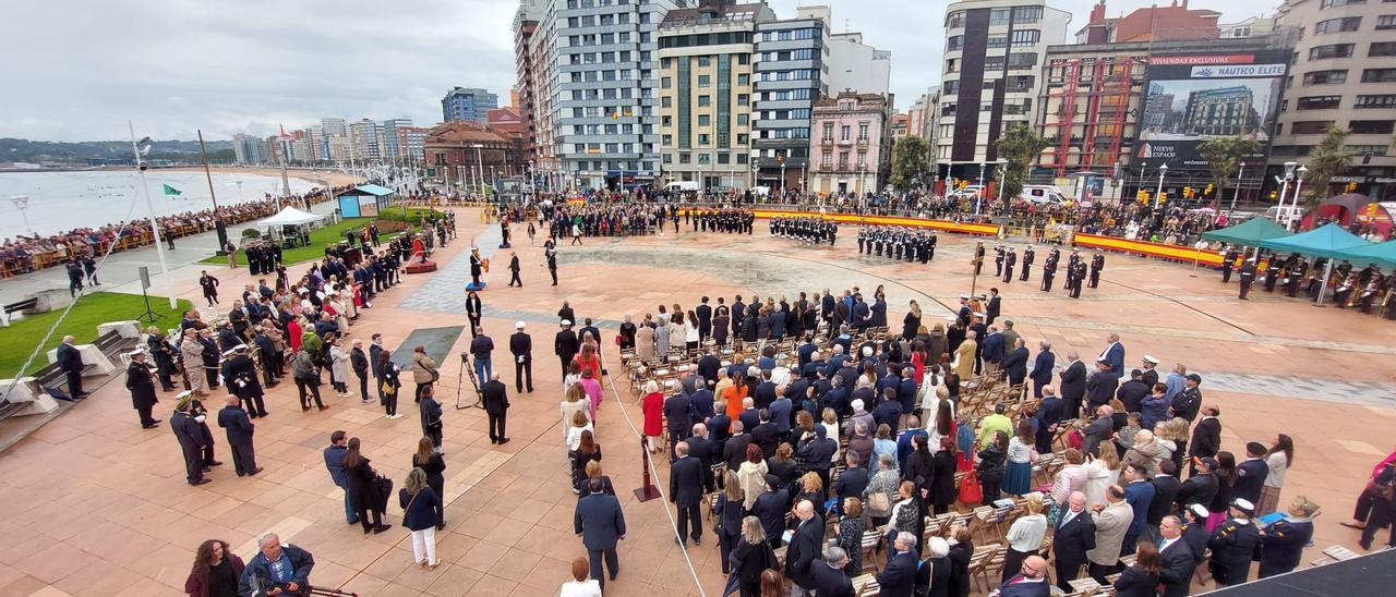 Cientos de asturianos juran bandera en Gijón dentro de los actos por el Día de las Fuerzas Armadas: "Es un honor"