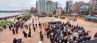 VÍDEO:  Cientos de asturianos juran bandera en Gijón a pesar de la lluvia: "Es un honor"