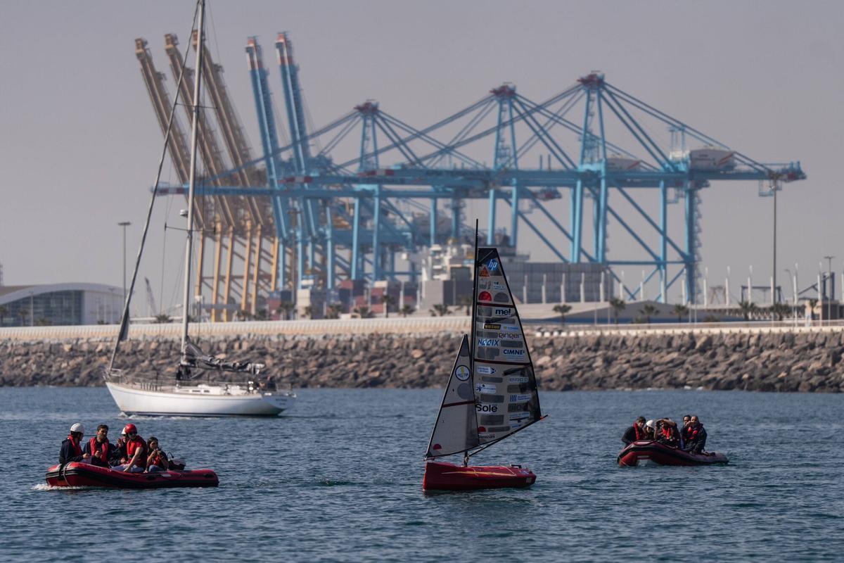 La UPC presenta Raig FNB, el velero autónomo construido por estudiantes de la Facultat de Nàutica de Barcelona que competirá en ‘La Micro Ruta de la Sal’.
