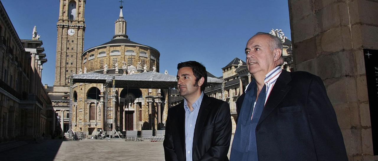 José Luis Moreno, a la derecha, junto a Alejandro Calvo –entonces responsable de Recrea–, en su visita de agosto de 2010 a la Laboral para presentar su programación escénica en el complejo cultural gijonés. | Juan Plaza