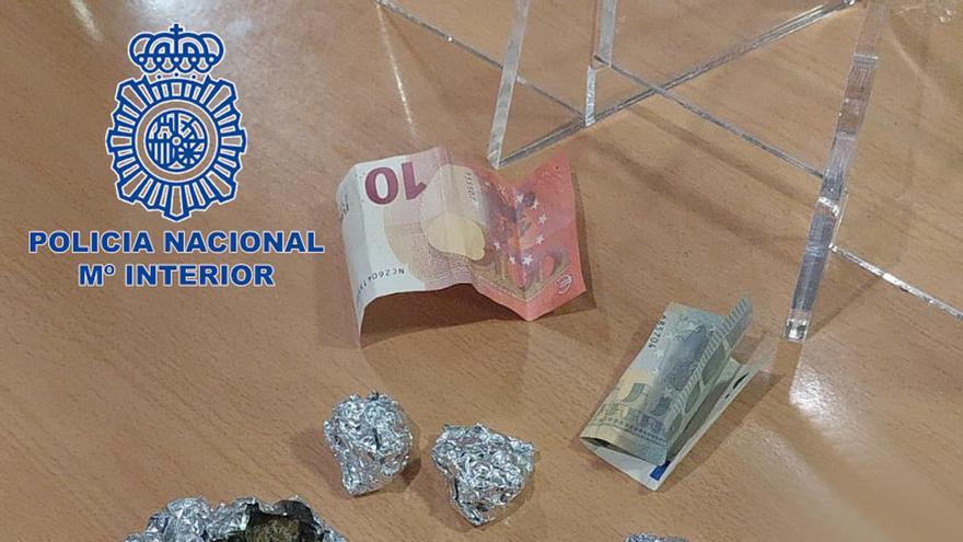 La Policía Nacional sorprende in fraganti a dos hombres vendiendo droga en Son Gotleu, en Palma
