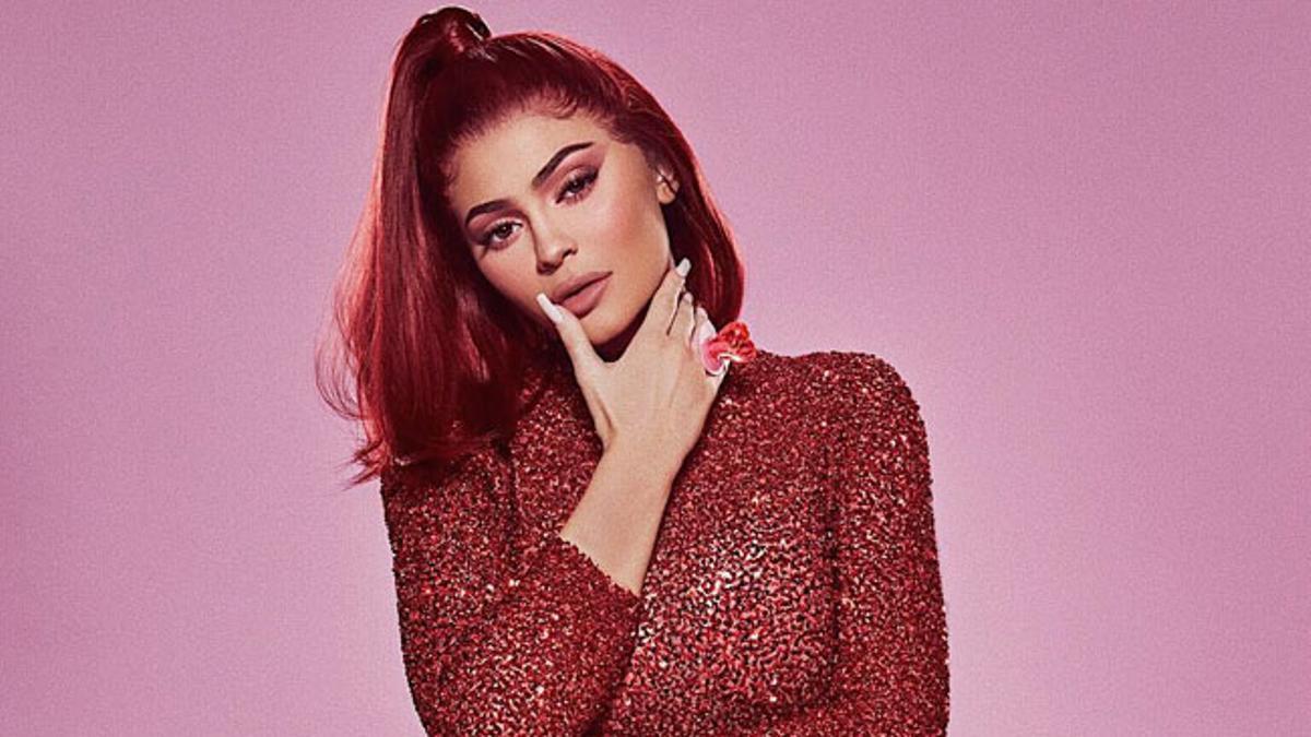 Kylie Jenner de pelirroja para su colección de maquillaje de San Valentín