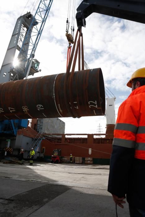 Carga de piezas destinadas al parque flotante marino Wikinger en el Muelle de Valliniello.