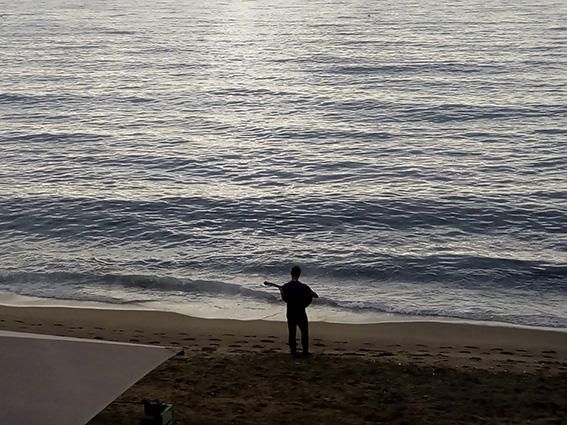 El mar. Matí assolellat, mar en calma, silenci matiner, ambient ideal per tocar la guitarra.