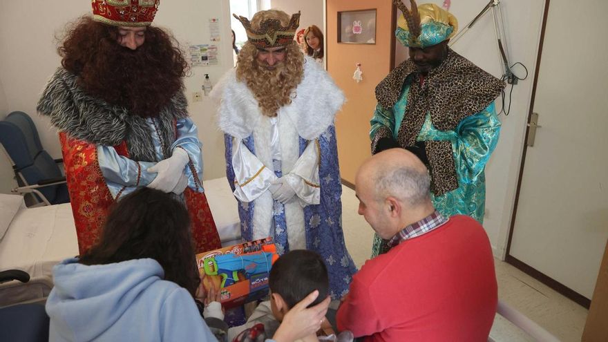 Los Reyes Magos visitan a los niños hospitalizados en el Materno