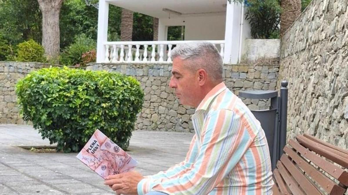 Jesús Arrocha, con su libro en uno de los refugios de Anaga donde lo elaboro