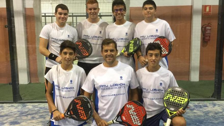 Pitu Losada con varios jugadores de su Academia