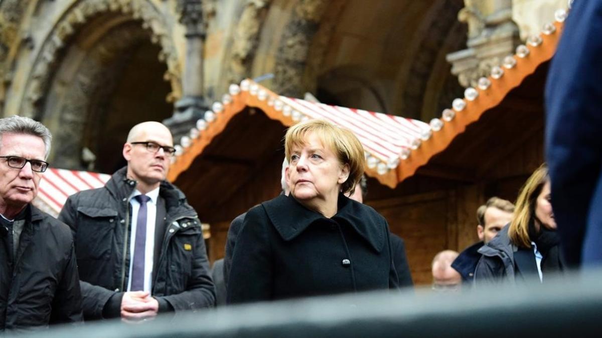 La cancillera Angela Merkel en el lugar del atentado.