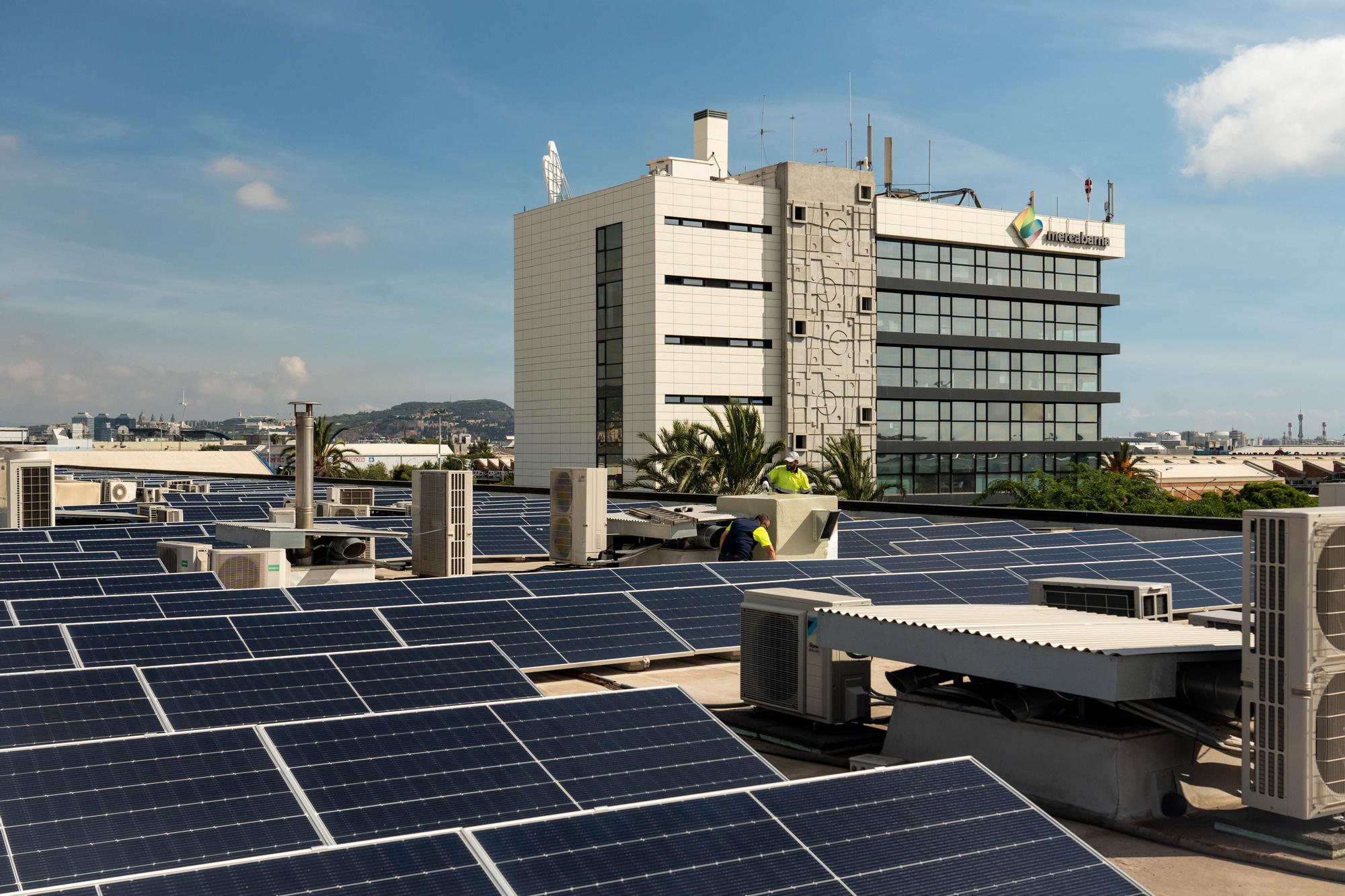 Placas fotovoltaicas ya instaladas en Mercabarna