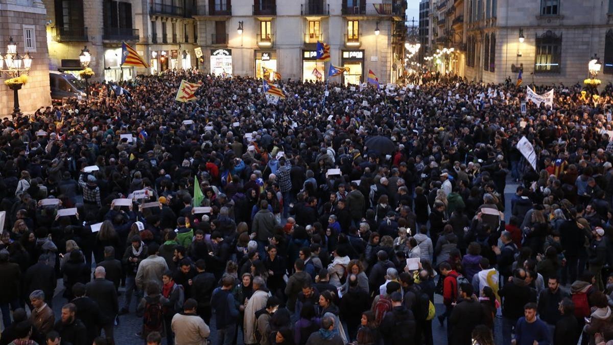 Concentración de apoyo a los CDR, en la plaza Sant Jaume de Barcelona, este martes.