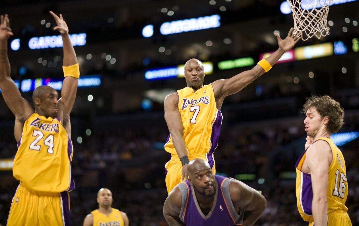 Lamar Odom, junto a Pau Gasol y Kobe Bryant, en un partido con los Lakers