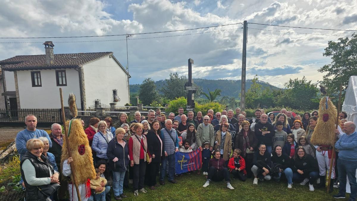 Foto de familia del hermanamiento celebrado este sábado en Poreñu.