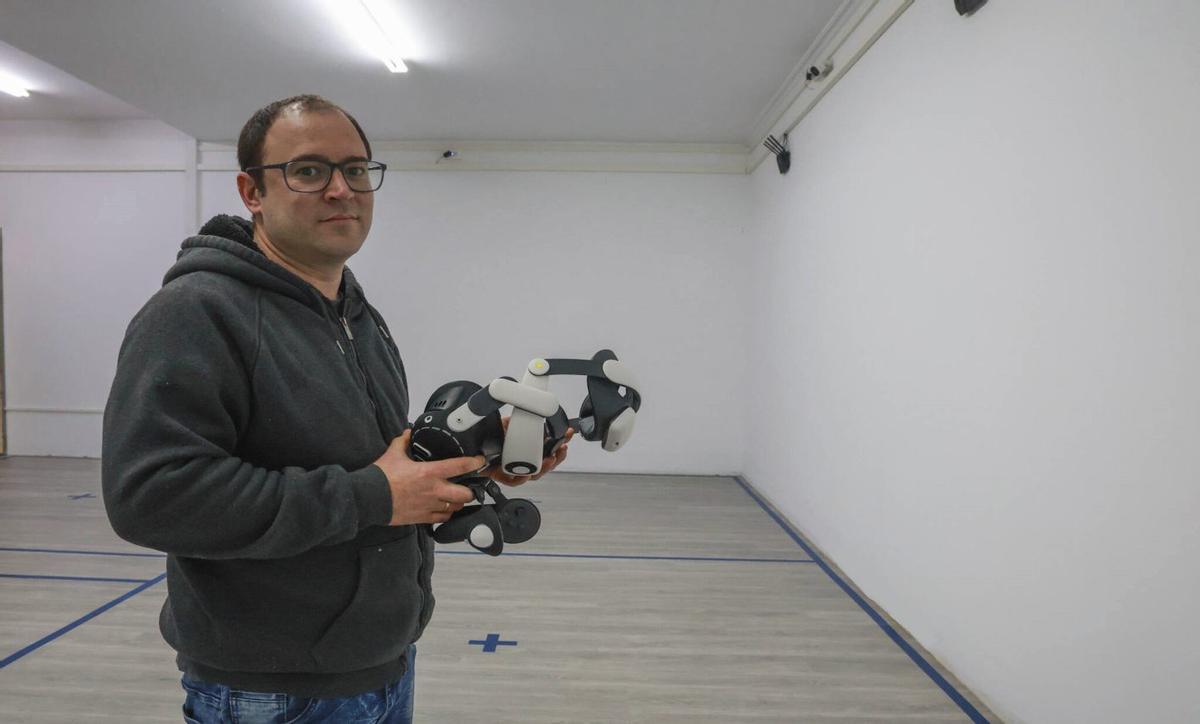 Marcos Feijoo en la zona de juego y con algunas de las gafas de realidad virtual | IÑAKI ABELLA