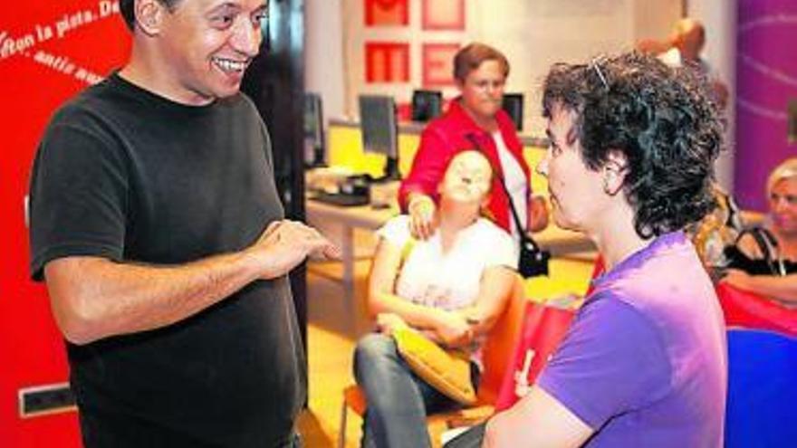 Ismael González conversa con Esther Prieto, de Ediciones Trabe.