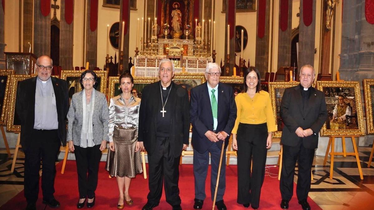 Fotografía de familia de responsables de la diócesis, la autora y expertos del arte en la presentación de las doce obras.