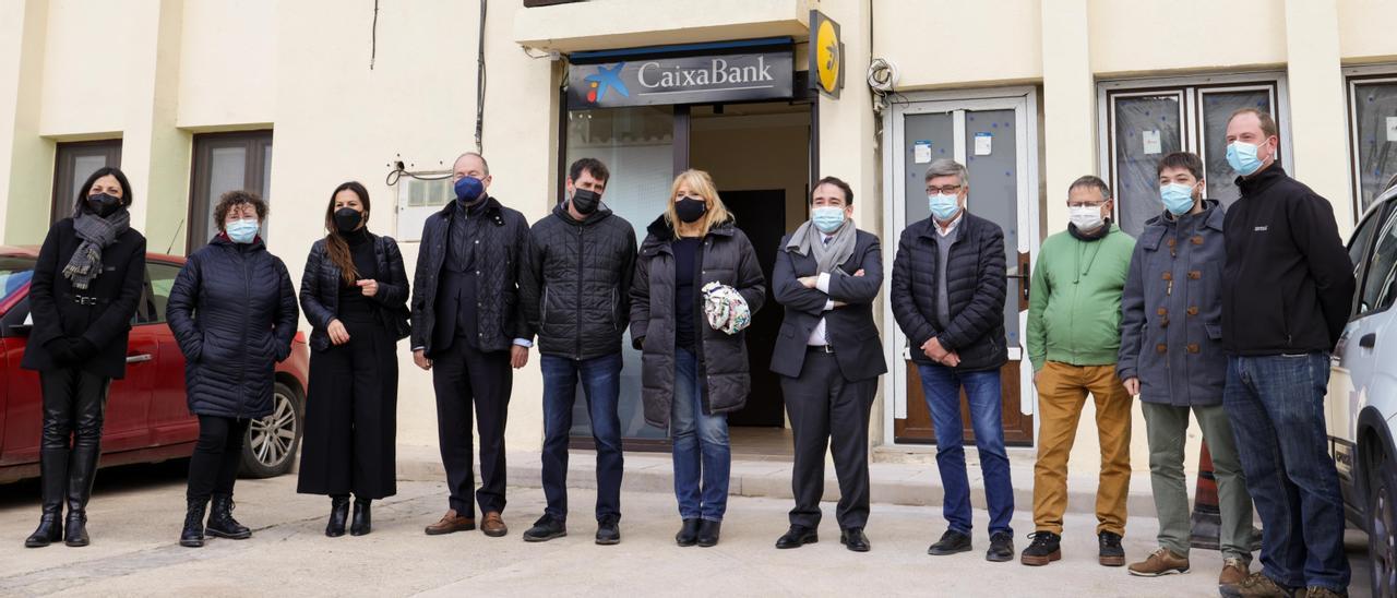 Segarra, Illueca, Redondo y Bañuls han visitado el primer cajero automático de Vallibona, acompañados por su alcalde.