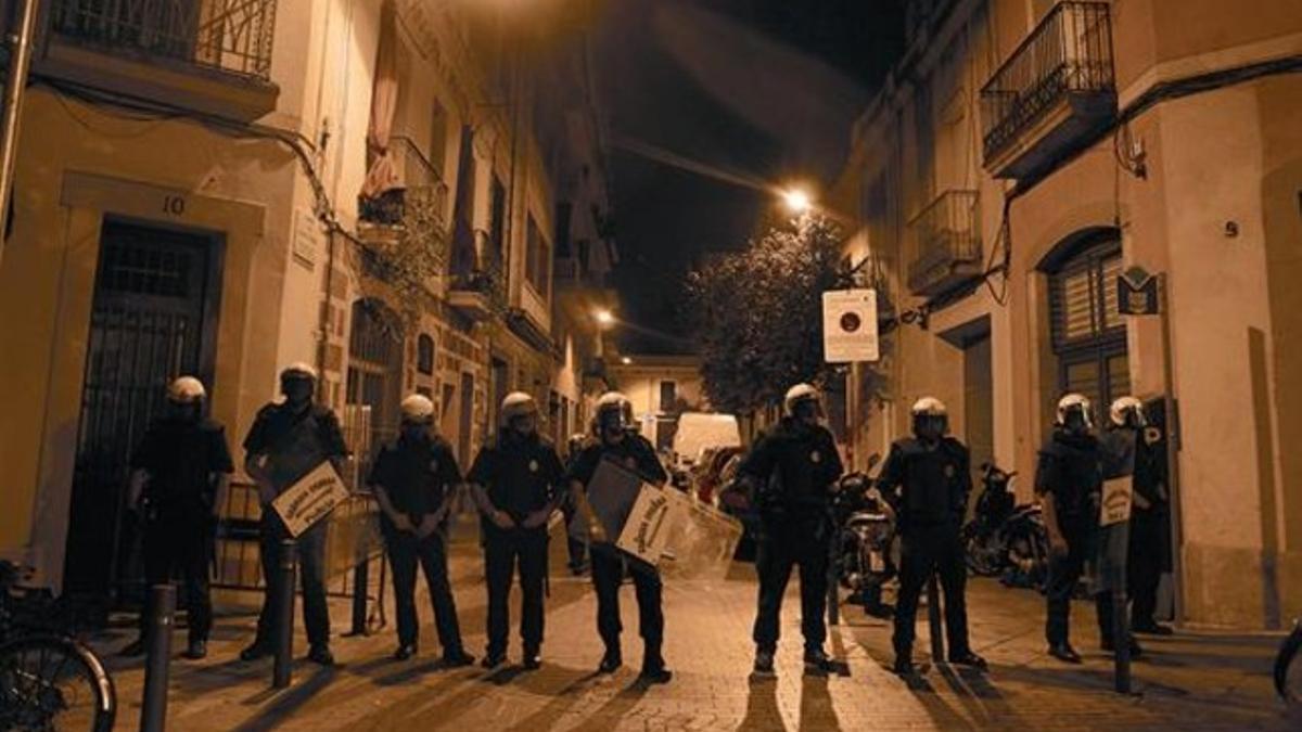 DISPOSITIVO 3 Los agentes proceden a desalojar plazas de Gràcia para evitar ruidos, hace una semana.