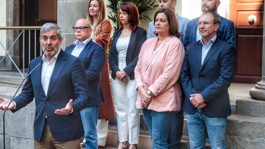 Fernando Clavijo registra su candidatura en el Parlamento de Canarias