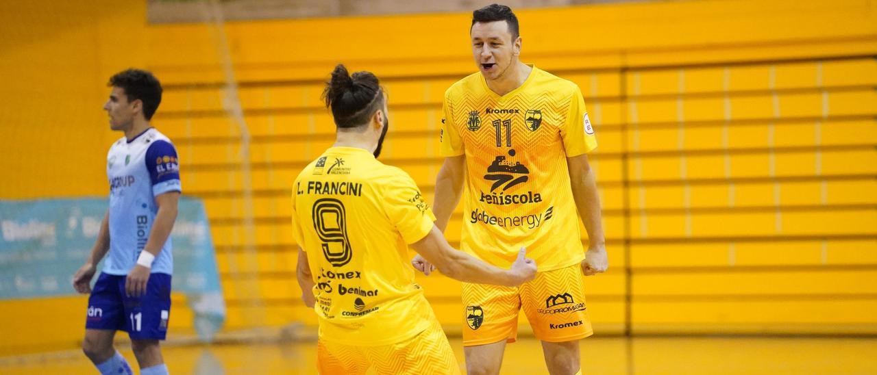 Francini y Saladié celebran uno de los goles del Peñíscola FS de este miércoles.