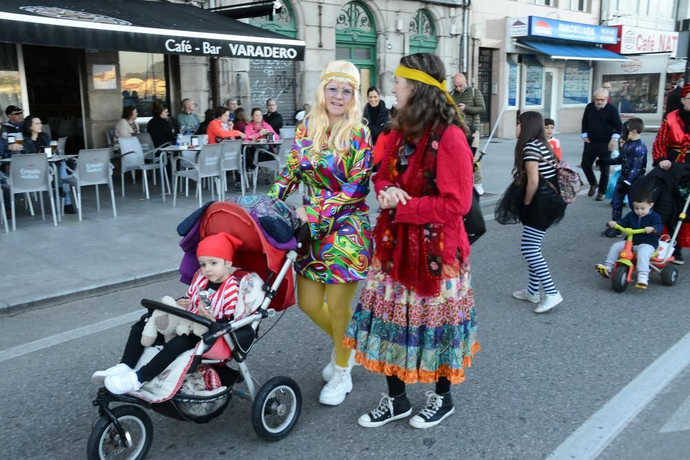 Colorido domingo de carnaval con el desfile de Cangas y la danza de Meira // Gonzalo Núñez