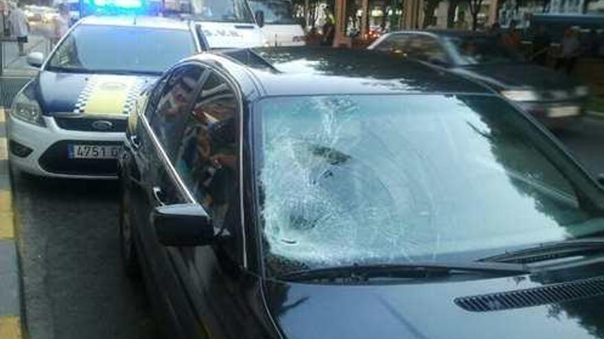 Estado en el que quedó la luna del coche tras atropellar a la mujer y al bebé.