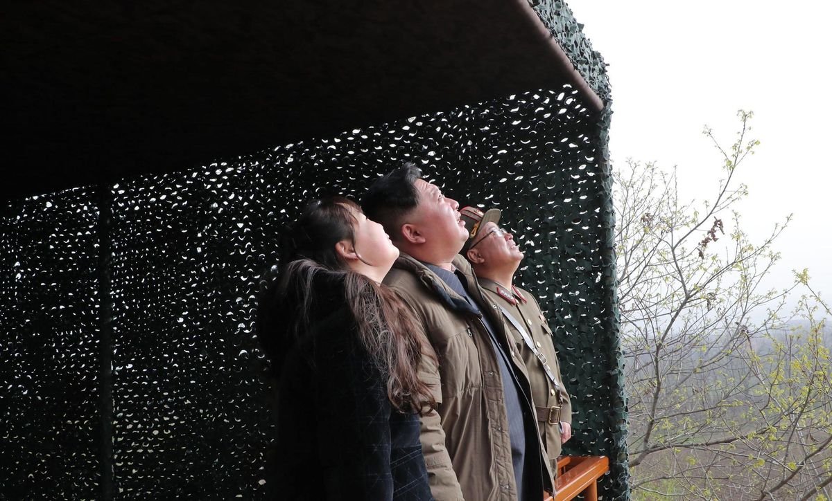Kim Ju-ae, observa junto a su padre una prueba de lanzamiento de misil.