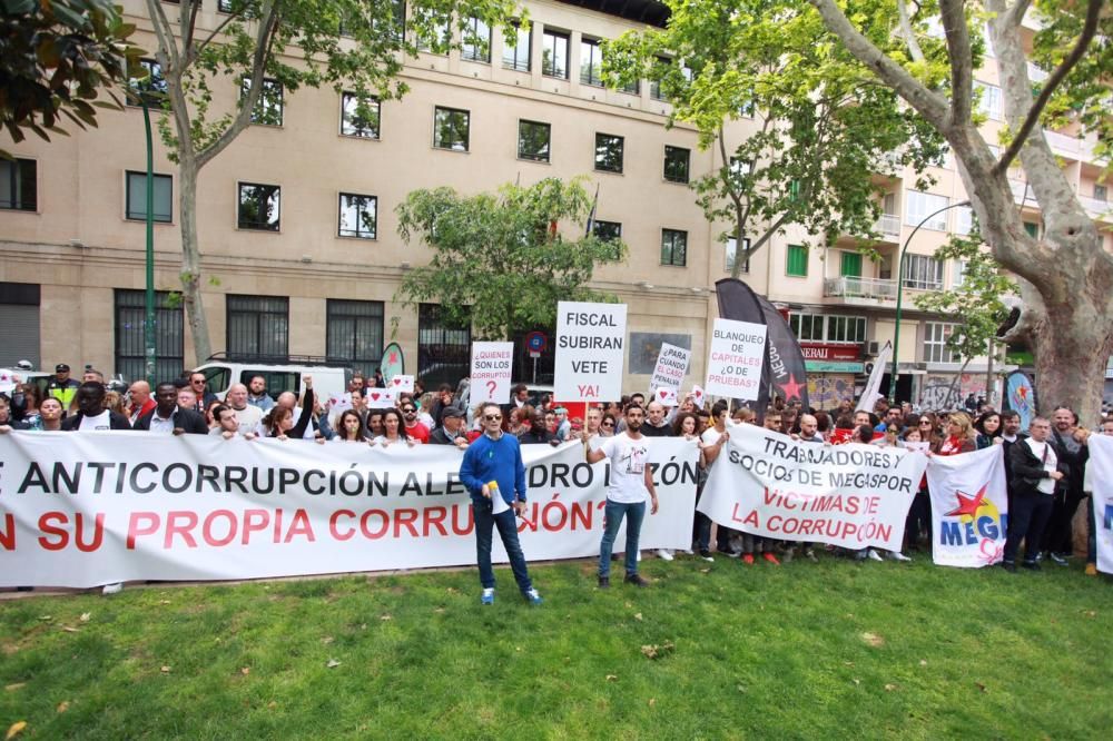 Más de 500 personas protestan por el cierre de Megasport y por el Caso Cursach