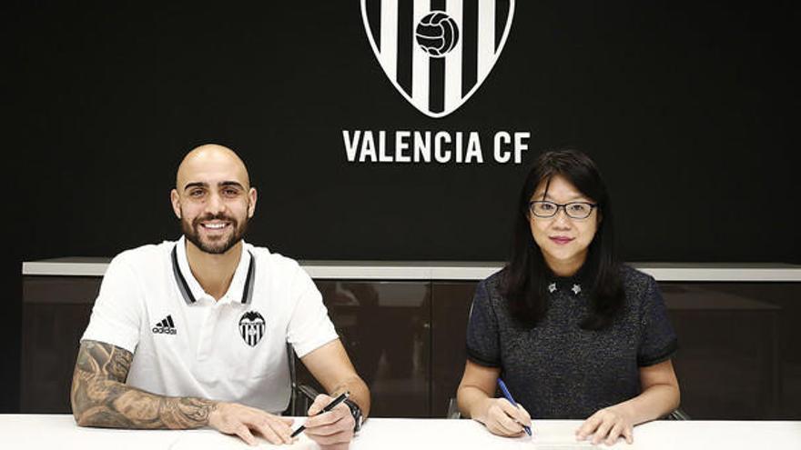 Zaza, con la presidenta Layhoon Chan, en la firma del contrato.